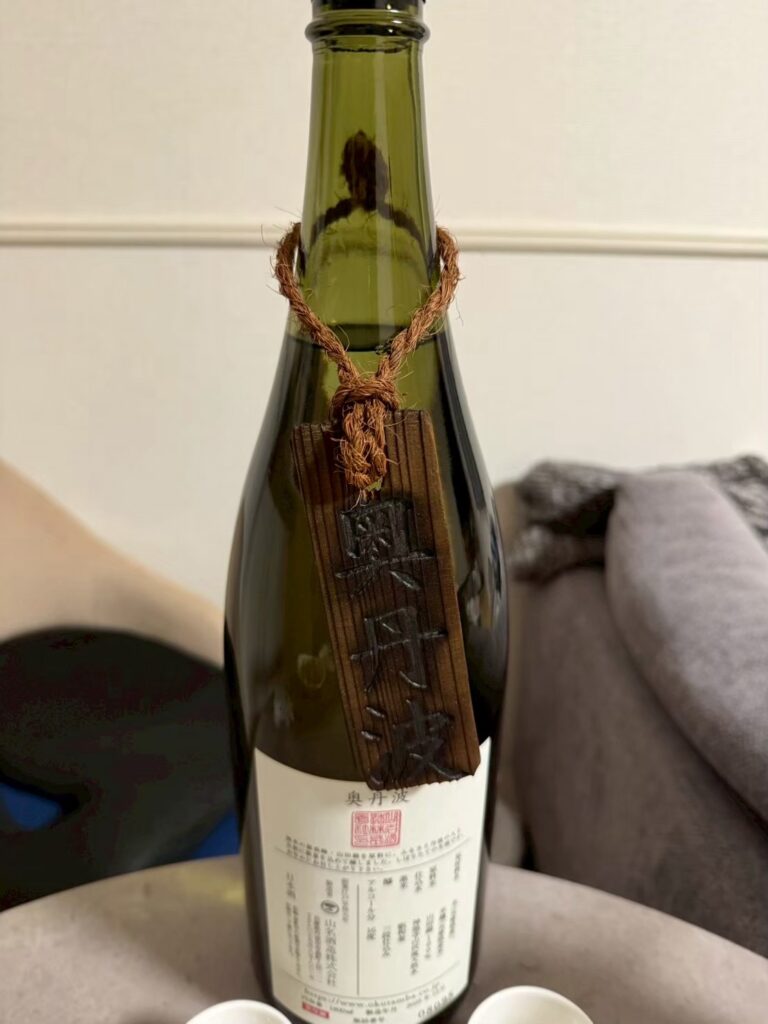 奥丹波 木札|年末限定の純米吟醸生原酒が生む果実香と透明感の日本酒(写真1)