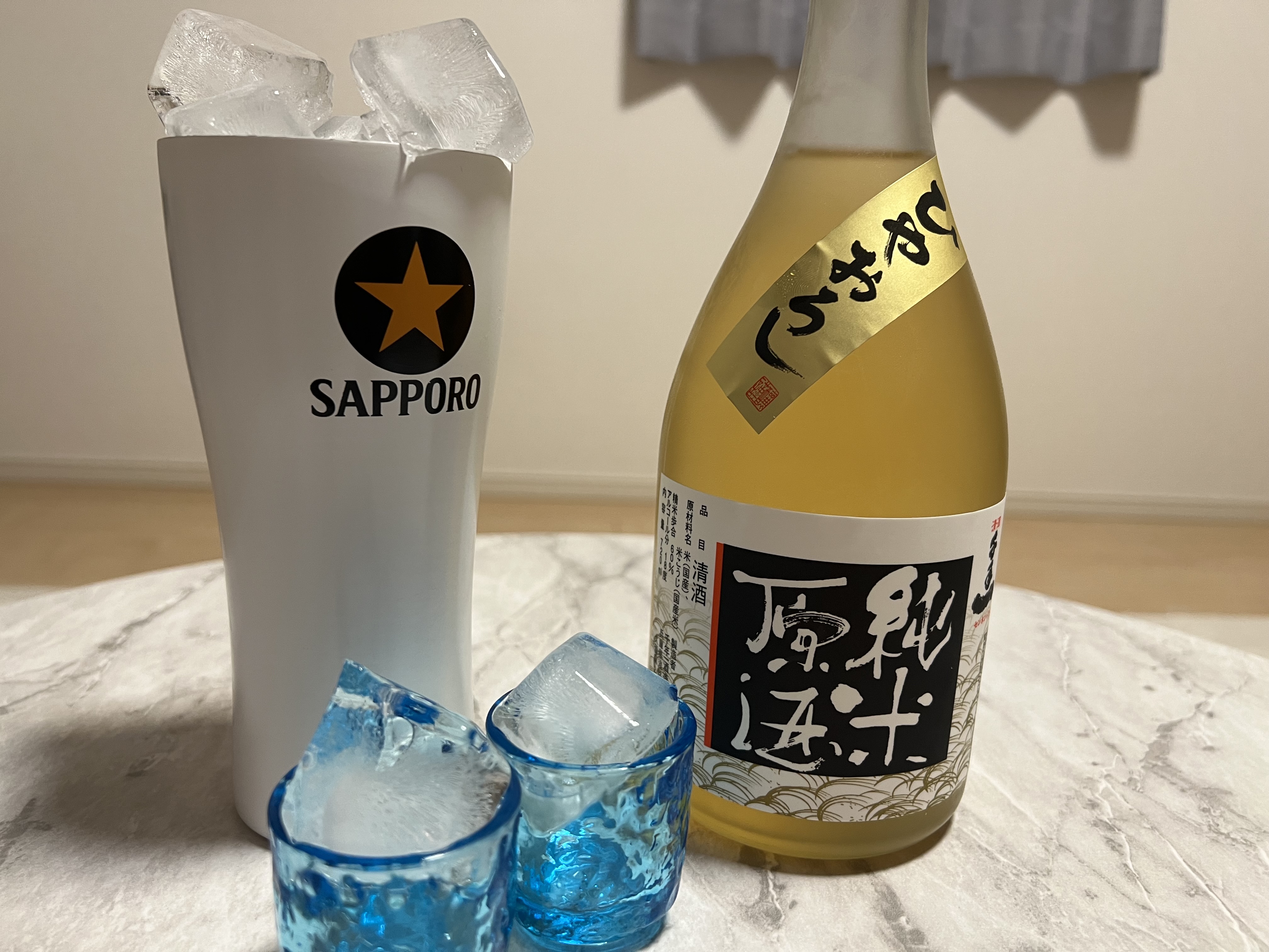 グラスに注がれた黄金色の千年一酒造 原酒とソーダのグラス