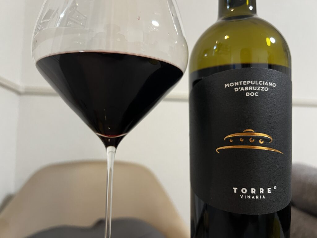 トッレ ヴィナリア モンテプルチアーノ・ダブルッツォ 2022|凝縮した旨みと長い余韻が光るアブルッツォの赤